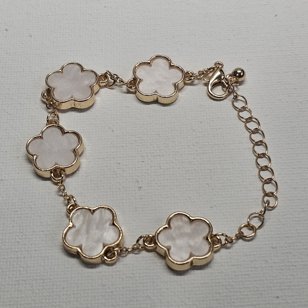 Elegant Gold and White Flower Bracelet